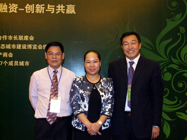 图4：（左一）广东省地产商会黄朝辉副会长兼秘书长（左二）星河湾梁上燕副总（右一）天津房地产商会会长李德福