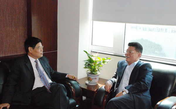 图2：广东省地产商会黄朝辉副会长兼秘书长与广东省人民政府副秘书长、省政府发展研究中心谢鹏飞主任探讨课题