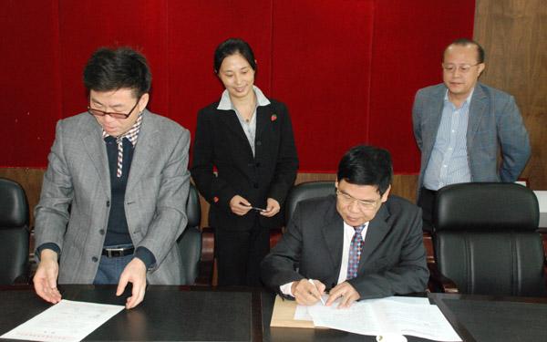 图1：广东省地产商会副会长兼秘书长黄朝辉与广东省政府发展研究中心签订研究课题协议书