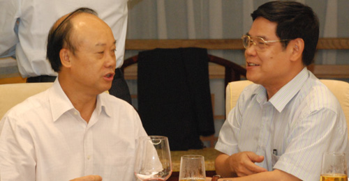 （左）广州市常务副市长苏泽群与（右）广东省地产商会常务副会长兼秘书长黄朝辉交谈