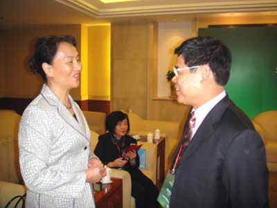 图2：全国工商联房地产商会会长聂梅生与广东省地产商会副会长兼秘书长黄朝辉交谈
