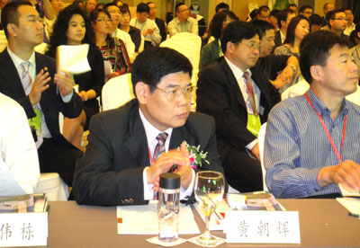 图3：广东省地产商会副会长兼秘书长黄朝辉先生在年会会场上 