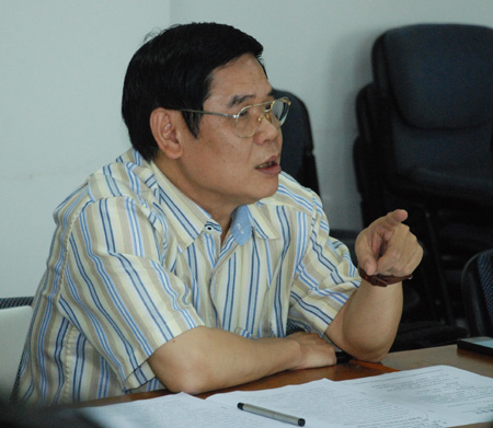 广东省地产商会常务副会长兼秘书长黄朝辉在座谈会上发言