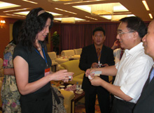 图3：吉林省委书记王珉与富力(沈阳)地产开发有限公司副董事长李华女士交谈情况